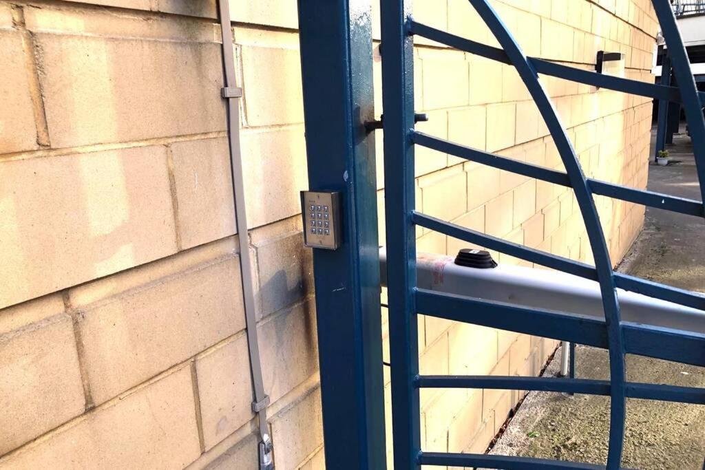 Waterfront Living In Leith With Free Parking! Apartment Единбург Екстериор снимка