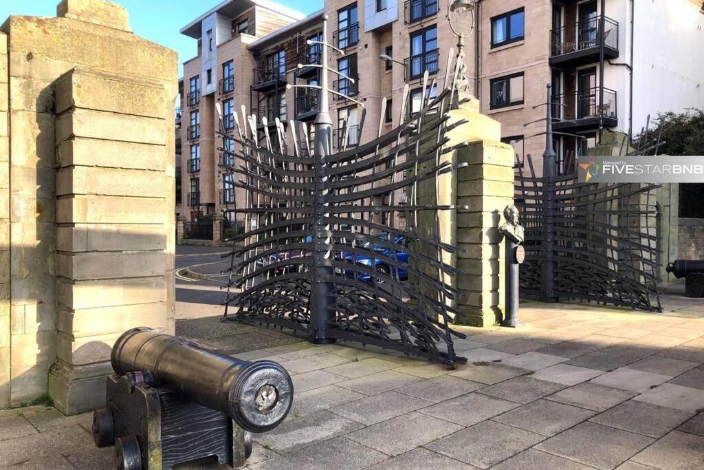 Waterfront Living In Leith With Free Parking! Apartment Единбург Екстериор снимка